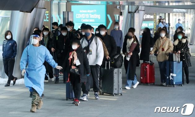 중국발 입국자에 대한 신종 코로나바이러스 감염증(코로나19) 검사 의무화가 시작된 2일 인천국제공항 제1여객터미널을 통해 입국한 중국발 여행객들이 PCR 검사를 받기 위해 공항 선별검사소로 향하고 있다. 이날부터 중국발 입국자는 모두 PCR(유전자증폭) 검사를 받아야 한다. 2023.1.2/뉴스1 ⓒ News1 민경석 기자