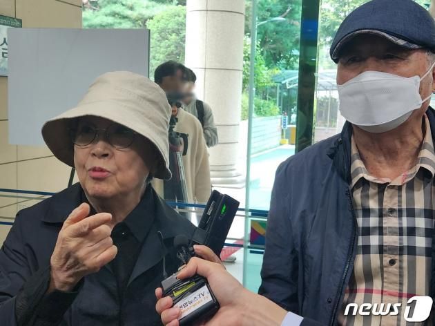 박수홍 어머니 지모씨(왼쪽), 아버지 박모씨 ⓒ 뉴스1 안태현 기자