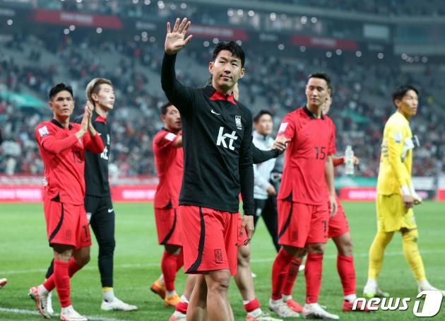 축구대표팀 손흥민이 13일 오후 마포구 성산동 서울월드컵경기장에서 열린 하나은행 초청 축구 국가대표팀 평가전 대한민국과 튀니지의 경기 종료 후 피치를 돌며 팬들에게 인사하고 있다. 2023.10.13/뉴스1 ⓒ News1 박정호 기자