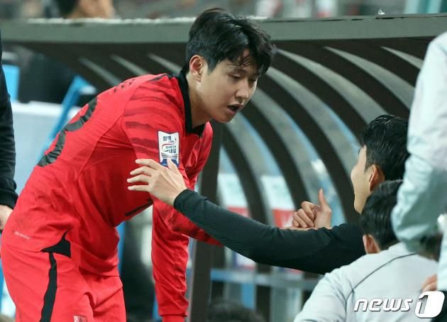 13일 오후 마포구 성산동 서울월드컵경기장에서 열린 하나은행 초청 축구 국가대표팀 평가전 대한민국과 튀니지의 경기에서 손흥민이 후반 교체로 나온 이강인에게 엄지손가락을 치켜들어 보이고 있다. 2023.10.13/뉴스1 ⓒ News1 박정호 기자