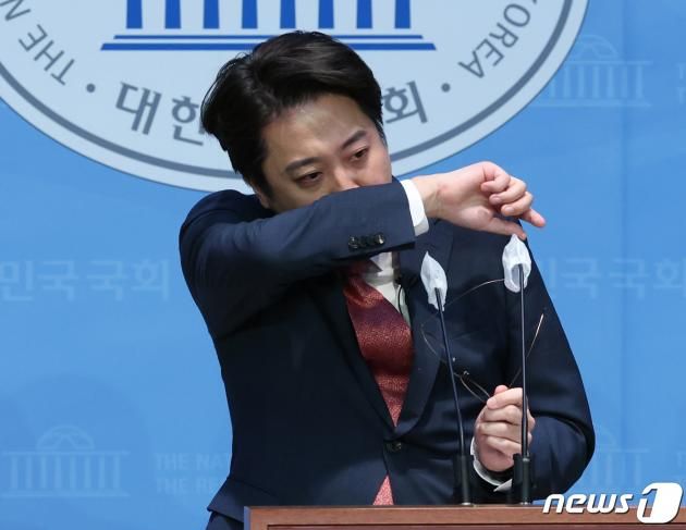 이준석 국민의힘 전 대표가 16일 서울 여의도 국회 소통관에서 현안 관련 기자회견 도중 채상병 사망사건과 서이초 교사 사망사건 관련 발언을 하며 눈물을 훔치고 있다. 2023.10.16/뉴스1 ⓒ News1 송원영 기자