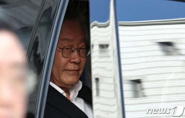 이재명 대표가 6일 대장동·위례 개발사업 특혜와 성남FC 후원 의혹 관련 재판을 받은 뒤 서울중앙지법을 나서고 있다.2023.10.6/뉴스1 ⓒ News1 구윤성 기자