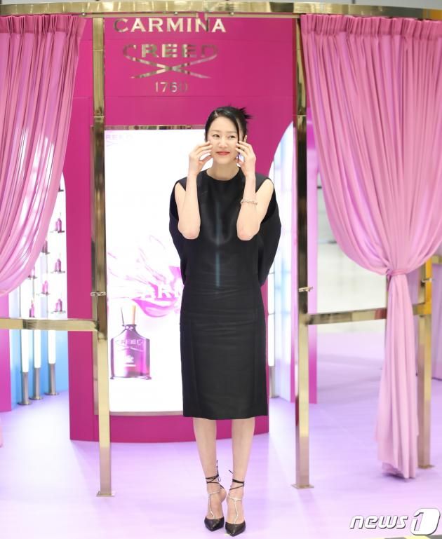 배우 고현정이 16일 서울 영등포구 더현대 서울에서 열린 한 향수 브랜드 포토콜 행사에서 볼 하트로 주변을 사랑으로 물들이고 있다. ⓒ News1 권현진 기자