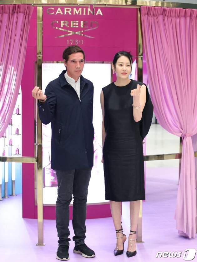 크리드 대표 어윈 크리드와 배우 고현정(오른쪽)이 16일 서울 영등포구 더현대 서울에서 열린 크리드 향수 포토콜 행사에서 포즈를 취하고 있다. ⓒ News1 권현진 기자