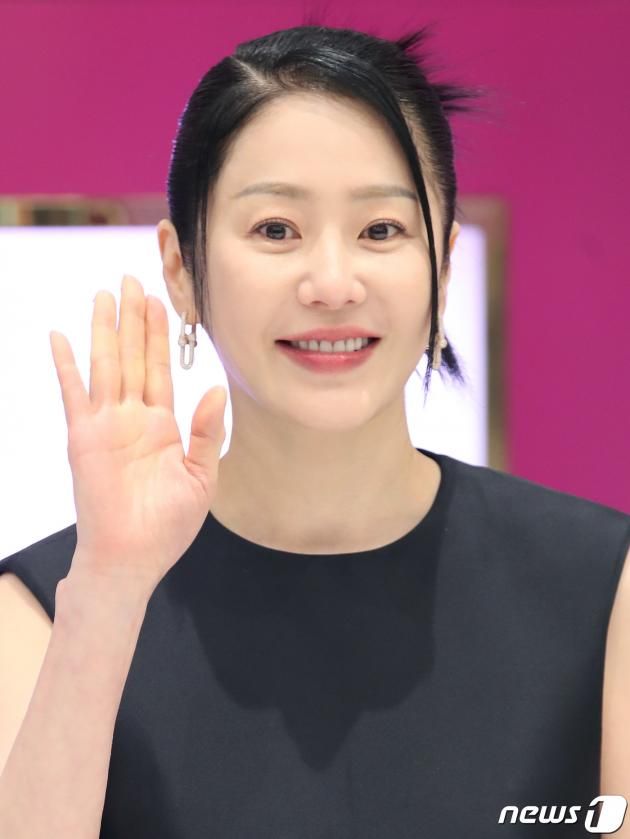 배우 고현정이 16일 서울 영등포구 더현대 서울에서 열린 한 향수 브랜드 포토콜 행사에서 손 인사를 하고 있다. ⓒ News1 권현진 기자