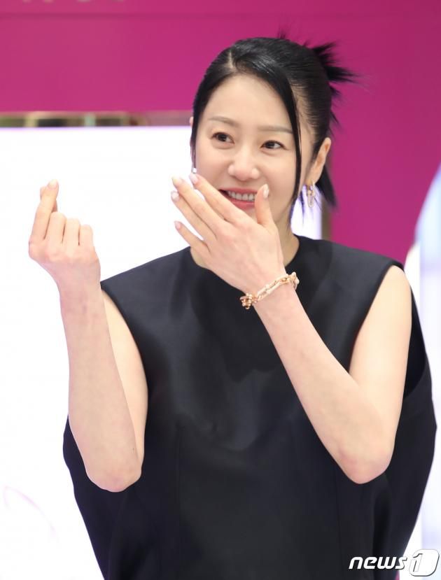 배우 고현정이 16일 서울 영등포구 더현대 서울에서 열린 한 향수 브랜드 포토콜 행사에서 하트를 그리고 있다. ⓒ News1 권현진 기자