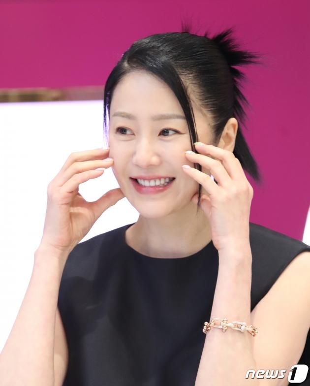 배우 고현정이 16일 서울 영등포구 더현대 서울에서 열린 한 향수 브랜드 포토콜 행사에서 볼 하트를 그리고 있다. ⓒ News1 권현진 기자