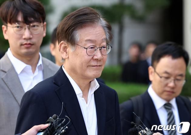 이재명 대표가 6일 대장동·위례 개발사업 특혜와 성남FC 후원 의혹 관련 재판을 받은 뒤 서울중앙지법을 나서고 있다. 2023.10.6/뉴스1 ⓒ News1 구윤성 기자