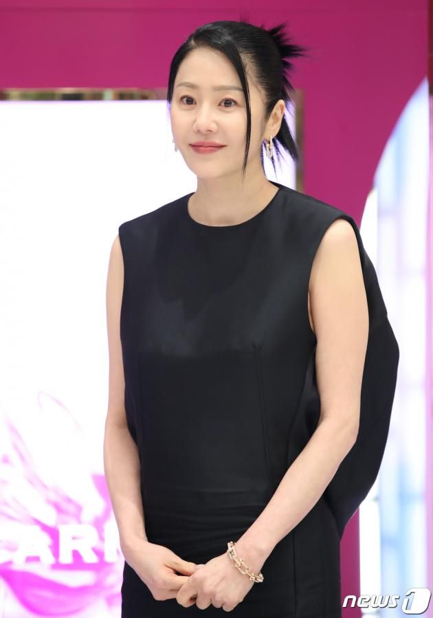 배우 고현정이 16일 서울 영등포구 더현대 서울에서 열린 한 향수 브랜드 포토콜 행사에서 포즈를 취하고 있다. ⓒ News1 권현진 기자