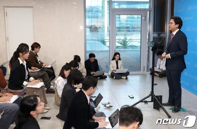 이준석 국민의힘 전 대표가 16일 서울 여의도 국회 소통관에서 현안 관련 기자회견을 하고 있다. 2023.10.16/뉴스1 ⓒ News1 송원영 기자