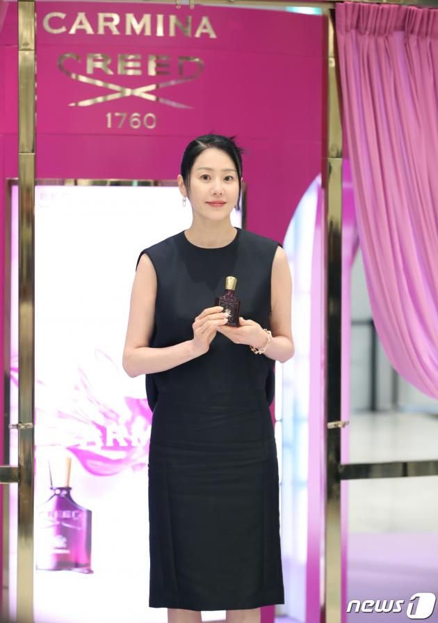 배우 고현정이 16일 서울 영등포구 더현대 서울에서 열린 크리드 향수 포토콜 행사에서 포즈를 취하고 있다. ⓒ News1 권현진 기자