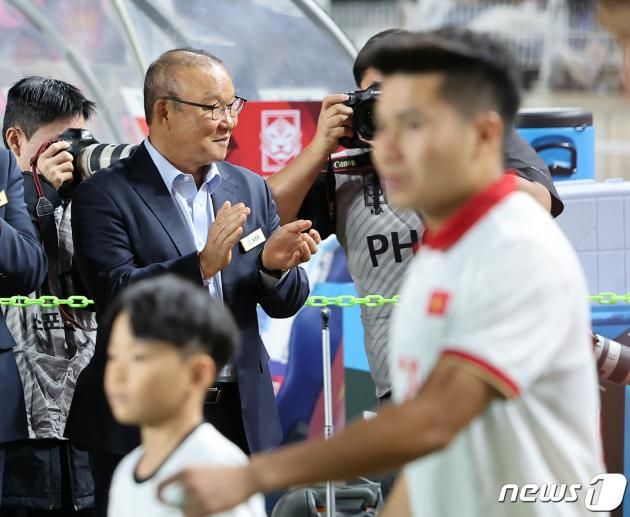 박항서 전 베트남 대표팀 감독이 17일 경기 수원시 팔달구 수원월드컵경기장에서 열린 축구 국가대표 평가전 대한민국과 베트남의 경기에 앞서 선수들을 격려하고 있다. 2023.10.17/뉴스1 ⓒ News1 김진환 기자