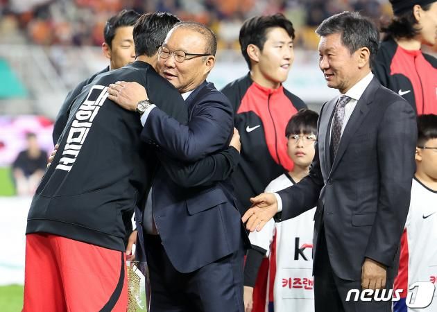 박항서 전 베트남 대표팀 감독이 17일 경기 수원시 팔달구 수원월드컵경기장에서 축구 국가대표 평가전 대한민국과 베트남의 경기에 앞서 대표팀 주장 손흥민과 포옹하고 있다. 2023.10.17/뉴스1 ⓒ News1 김진환 기자