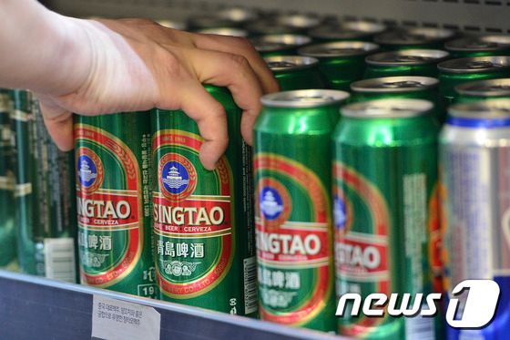 5일 오후 서울의 한 대형마트에서 시민들이 칭다오 맥주를 살펴보고 있다. 2017.3.5/뉴스1 ⓒ News1 신웅수 기자