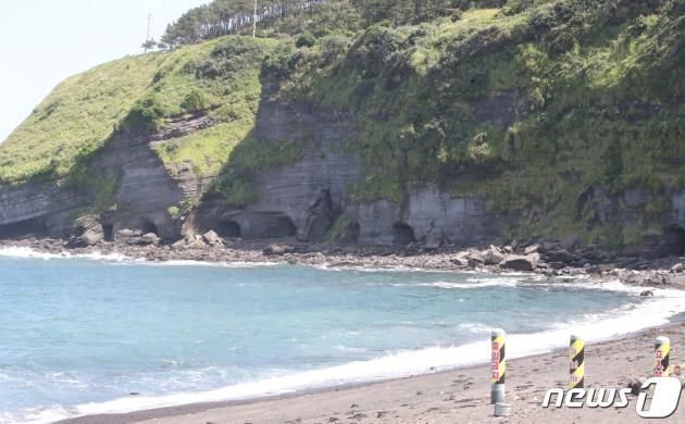 해안절벽 붕괴 현상이 계속되고 있는 송악산 일제 동굴진지. 2022.6.8/뉴스1 ⓒ News1 오현지 기자