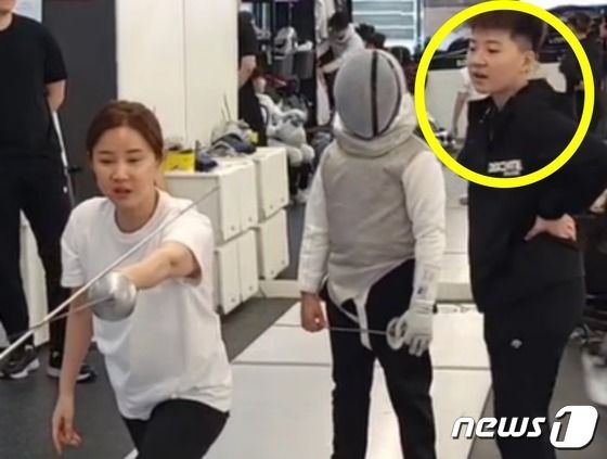 (남현희가 운영하는 펜싱아카데미 SNS에 올라와 있는 남현희(왼쪽)와 전청조씨의 모습. /'ⓒ 뉴스1