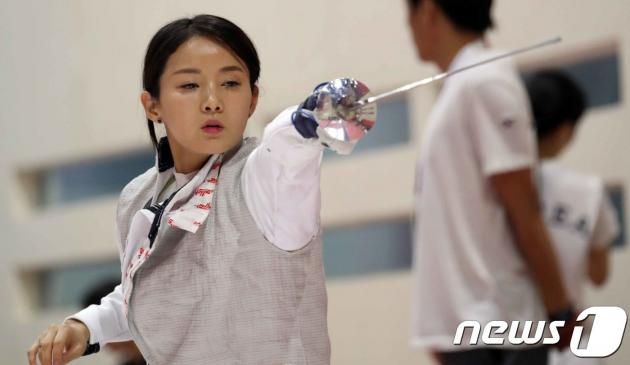 남현희가 여자 펜싱 국가 대표팀 시절 훈련을 하고 있다. 2018.8.17/뉴스1 ⓒ News1 김명섭 기자