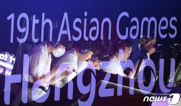 씨재(최영재, 왼쪽부터), 티지(김동현), 비니(권순빈), 스포르타(김성현)이 1일 오후 중국 항저우 e스포츠 주경기장에서 열린 2022 항저우 아시안게임 e스포츠 배틀그라운드 모바일 경기에서 승부를 펼치고 있다. (다중노출 촬영)2023.10.1/뉴스1 ⓒ News1 신웅수 기자