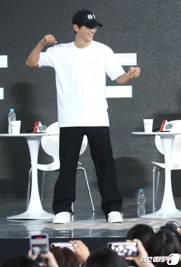 배우 송중기가 7일 부산 해운대구 영화의전당 BIFFXGENESIS 야외무대에서 열린 제28회 부산국제영화제 영화 ‘화란’ 오픈토크에서 뉴진스의 '하입보이'를 선보이고 있다. 2023.10.7/뉴스1 ⓒ News1 권현진 기자