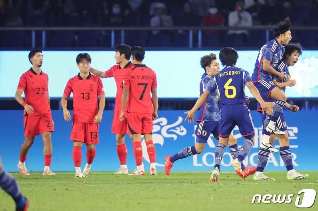 7일 오후 중국 항저우 황룽 스포츠센터 스타디움에서 열린 2022 항저우 아시안게임 남자 축구 대한민국과 일본의 결승전에서 대한민국 선수들이 일본 우치노 코타로에게 실점을 허용한 뒤 아쉬워 하고 있다. 2023.10.7/뉴스1 ⓒ News1 민경석 기자