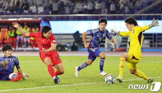 7일 오후 중국 항저우 황룽 스포츠센터 스타디움에서 열린 2022 항저우 아시안게임 남자 축구 대한민국과 일본의 결승전에서 대한민국 조영욱이 역전골을 터뜨리고 있다. 2023.10.7/뉴스1 ⓒ News1 민경석 기자