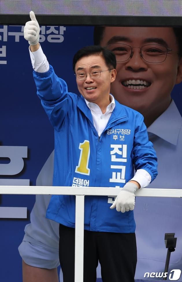 진교훈 더불어민주당 강서구청장 후보가 8일 오후 서울 강서구 등촌사거리 일대에서 지지를 호소하고 있다. 2023.10.8/뉴스1 ⓒ News1 송원영 기자