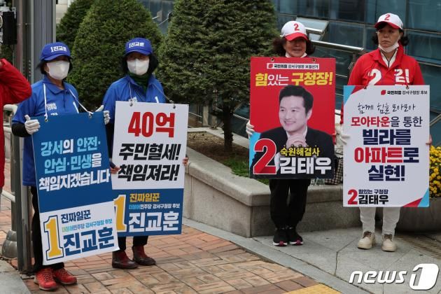 국민의힘 김태우 강서구청장 후보와 더불어민주당 진교훈 강서구청장 후보 선거운동원들이 8일 오전 서울 강서구 한 교회 앞에서 지지를 호소하고 있다. 2023.10.8/뉴스1 ⓒ News1 송원영 기자