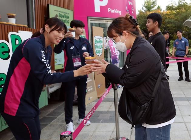 9일 열린 흥국생명 출정식에서 정윤주(왼쪽)가 팬들에게 커피를 나눠주고 있다. (흥국생명 배구단 제공)
