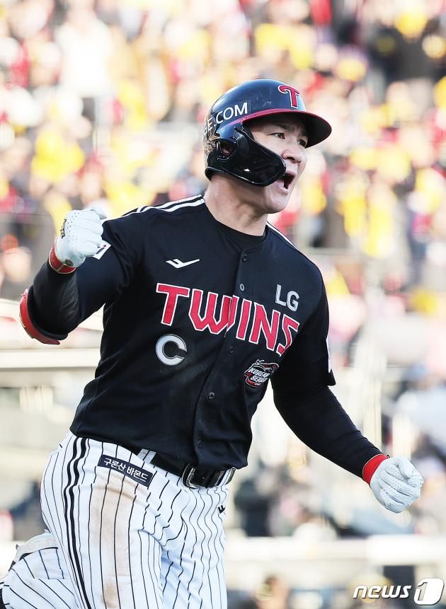 11일 오후 경기도 수원시 장안구 수원KT위즈파크에서 열린 '2023 신한은행 SOL KBO 포스트시즌' 한국시리즈 4차전 kt 위즈와 LG 트윈스의 경기 7회초 1사 1,3루 상황, LG 오지환이 스리런포를 친 후 그라운드를 돌고 있다. 2023.11.11/뉴스1 ⓒ News1 이재명 기자