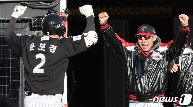 11일 오후 경기도 수원시 장안구 수원KT위즈파크에서 열린 '2023 신한은행 SOL KBO 포스트시즌' 한국시리즈 4차전 kt 위즈와 LG 트윈스의 경기 6회초 1사 1루 상황, LG 문보경이 투런포를 친 후 염경엽 LG 감독과 기뻐하고 있다. 2023.11.11/뉴스1 ⓒ News1 이재명 기자