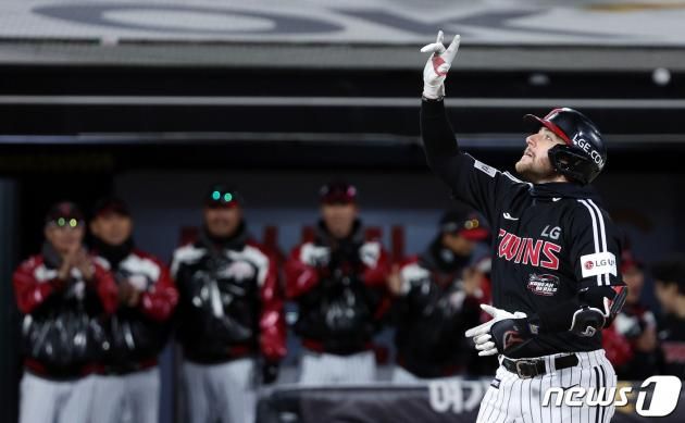 10일 오후 경기도 수원시 장안구 조원동 수원KT위즈파크에서 열린 프로야구 '2023 신한은행 SOL KBO 포스트시즌' 한국시리즈 3차전 kt 위즈와 LG 트윈스의 경기 3회초 2사 주자 2,3루 상황 LG 오스틴이 스리런 홈런을 터트리고 홈으로 향하며 세리머니를 하고 있다. 2023.11.10/뉴스1 ⓒ News1 박정호 기자