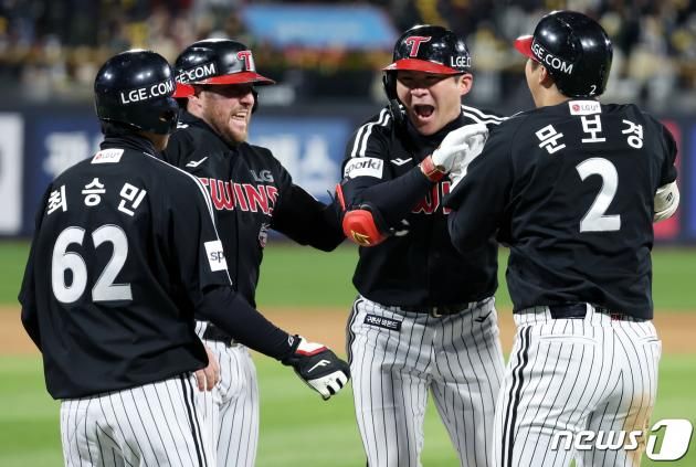 이강철 kt 감독이 10일 오후 경기도 수원시 장안구 조원동 수원KT위즈파크에서 열린 프로야구 '2023 신한은행 SOL KBO 포스트시즌' 한국시리즈 3차전 kt 위즈와 LG 트윈스의 경기, 9회초 2사 1,2루 LG 오지환이 역전 스리런홈런을 쏘아올린 뒤 동료들과 기쁨을 나누고 있다. 2023.11.10/뉴스1 ⓒ News1 이동해 기자