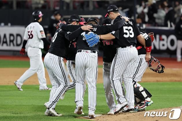 11일 오후 경기도 수원시 장안구 수원KT위즈파크에서 열린 '2023 신한은행 SOL KBO 포스트시즌' 한국시리즈 4차전 kt 위즈와 LG 트윈스의 경기, 15대4 대승을 거둔 LG 선수들이 기쁨을 나누고 있다. 2023.11.11/뉴스1 ⓒ News1 김진환 기자