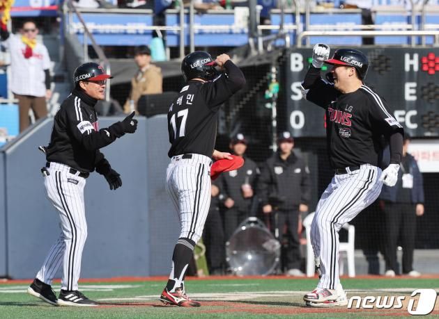 11일 오후 경기도 수원시 장안구 수원KT위즈파크에서 열린 '2023 신한은행 SOL KBO 포스트시즌' 한국시리즈 4차전 kt 위즈와 LG 트윈스의 경기 1사 1루 상황, LG 김현수가 투런포를 친 후 그라운드를 돌고 있다. 2023.11.11/뉴스1 ⓒ News1 이재명 기자