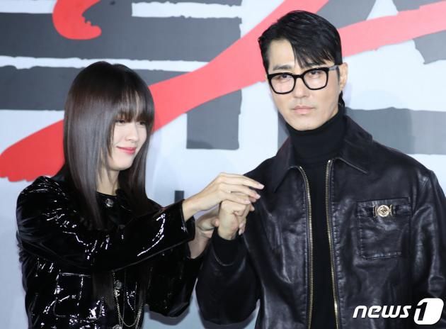 배우 한효주(왼쪽)가 14일 서울 용산구 CGV 용산아이파크몰에서 열린 넷플릭스 영화 '독전2‘(감독 백종열) 제작보고회에서 차승원에게 주먹 쥐는 법을 알려주고 있다. ⓒ News1 권현진 기자