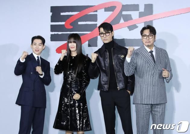 배우 오승훈(왼쪽부터)과 한효주, 차승원, 조진웅이 14일 서울 용산구 CGV 용산아이파크몰에서 열린 넷플릭스 영화 '독전2‘(감독 백종열) 제작보고회에서 포즈를 취하고 있다. ⓒ News1 권현진 기자