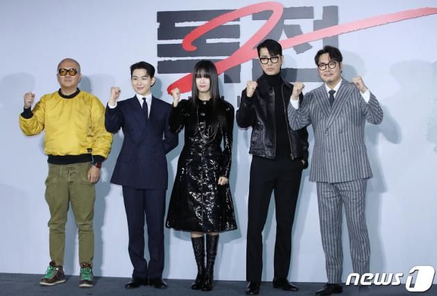 백종열 감독(왼쪽부터)과 배우 오승훈, 한효주, 차승원, 조진웅이 14일 서울 용산구 CGV 용산아이파크몰에서 열린 넷플릭스 영화 '독전2‘(감독 백종열) 제작보고회에서 영화 흥행 대박을 기원하고 있다. ⓒ News1 권현진 기자