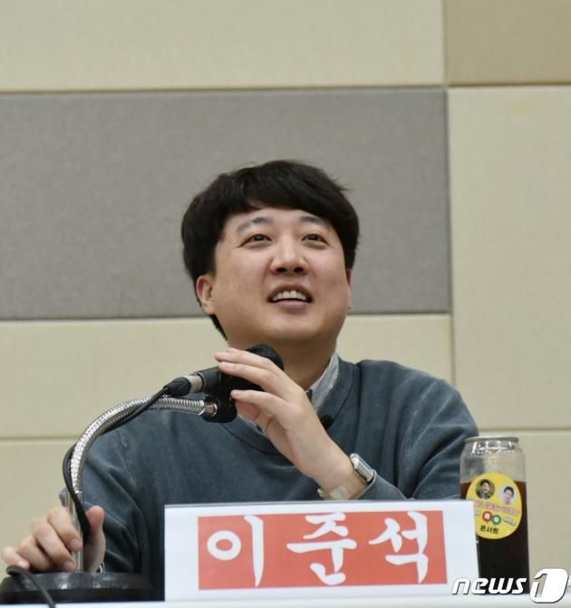 이준석 전 국민의힘 대표가 19일 광주 서구 김대중컨벤션센터에서 열린 토크콘서트에서 발언을 하고 있다.2023.11.19/뉴스1 ⓒ News1 김동수 기자