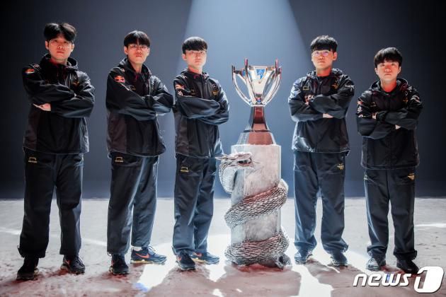 지난 19일 서울 고척 스카이돔에서 열린 ‘2023 LoL 월드 챔피언십’에서 우승을 거머쥔 LCK T1 선수단이 우승컵인 ‘소환사의 컵’과 함께 포즈를 취하고 있다. ( 라이엇 게임즈 제공) /뉴스1