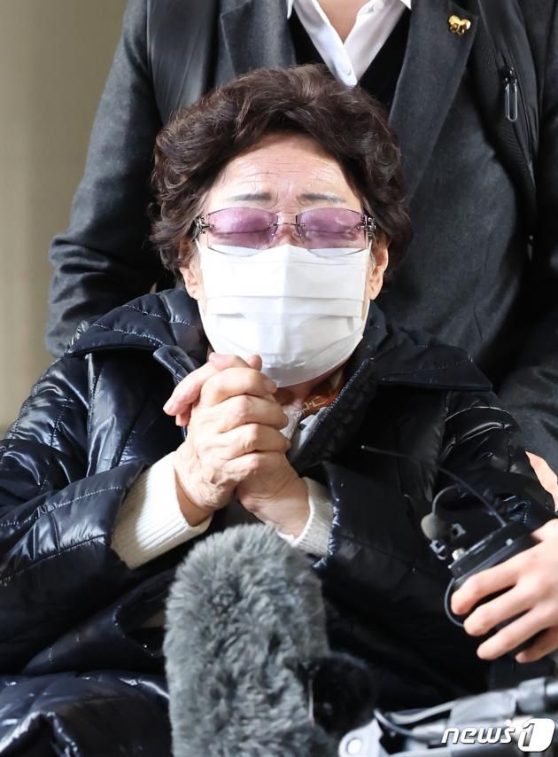 일본군 위안부 피해자 이용수 할머니가 23일 오후 서울 서초구 서울고등법원에서 열린 일본 정부를 상대로 제기한 2차 손해배상 청구 소송 항소심 선고 공판에서 1심 패소(각하) 취소 판결을 받은 뒤 두 손을 꼭 쥐며 기뻐하고 있다. 2023.11.23/뉴스1 ⓒ News1 민경석 기자