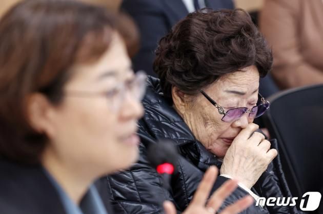 일본군 위안부 피해자 이용수 할머니가 23일 오후 서울 서초구 민주사회를 위한 변호사모임 사무실에서 열린 '항소심 선고 결과에 대한 입장 발표 기자회견'에서 생각에 잠겨 있다. 이용수 할머니를 비롯한 피해자들은 이날 열린 2차 손해배상 청구 소송 항소심 선고 공판에서 1심 결과를 뒤집고 승소했다. 2023.11.23/뉴스1 ⓒ News1 민경석 기자