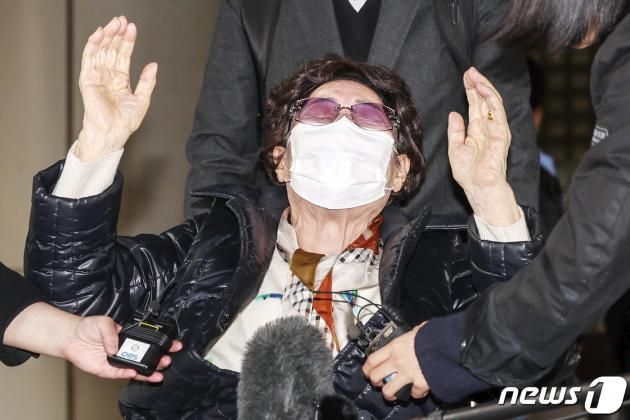 일본군 위안부 피해자 이용수 할머니가 23일 오후 서울 서초구 서울고등법원에서 열린 일본 정부를 상대로 제기한 2차 손해배상 청구 소송 항소심 선고 공판에서 1심 패소(각하) 취소 판결을 받은 뒤 두 손을 번쩍 들며 기뻐하고 있다. 2023.11.23/뉴스1 ⓒ News1 민경석 기자