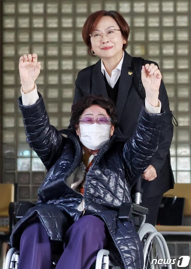 일본군 위안부 피해자 이용수 할머니가 23일 오후 서울 서초구 서울고등법원에서 열린 일본 정부를 상대로 제기한 2차 손해배상 청구 소송 항소심 선고 공판에서 1심 패소(각하) 취소 판결을 받은 뒤 두 손을 높이 들어올리며 기뻐하고 있다. 2023.11.23/뉴스1 ⓒ News1 민경석 기자