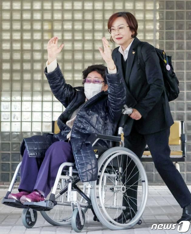 일본군 위안부 피해자 이용수 할머니가 23일 오후 서울 서초구 서울고등법원에서 열린 일본 정부를 상대로 제기한 2차 손해배상 청구 소송 항소심 선고 공판에서 1심 패소(각하) 취소 판결을 받은 뒤 두 손을 높이 들어올리며 기뻐하고 있다. 2023.11.23/뉴스1 ⓒ News1 민경석 기자