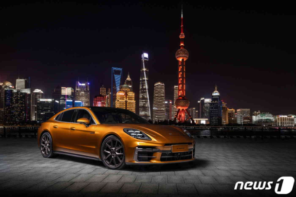 포르쉐는 24일 오후 중국 상하이에서 열린 '신형 파나메라 월드 프리미어'에서 3세대 신형 파나메라를 세계 처음 선보였다..(포르쉐 제공)ⓒ 뉴스1
