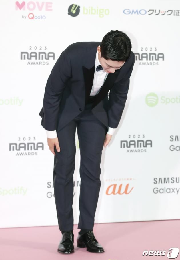 배우 박보검이 29일 일본 도쿄돔에서 열린 ‘2023 마마 어워즈(2023 MAMA AWARDS)’에서 90도 인사를 하고 있다.ⓒ News1 권현진 기자