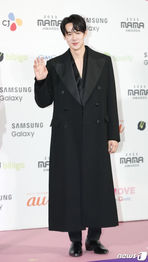 배우 유연석이 29일 일본 도쿄돔에서 열린 ‘2023 마마 어워즈(2023 MAMA AWARDS)’에서 근사한 손 인사를 하고 있다. ⓒ News1 권현진 기자