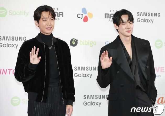 배우 정경호와 유연석(오른쪽)이 29일 일본 도쿄돔에서 열린 ‘2023 마마 어워즈(2023 MAMA AWARDS)’에서 포즈를 취하고 있다. 2023.11.29/뉴스1 ⓒ News1 권현진 기자