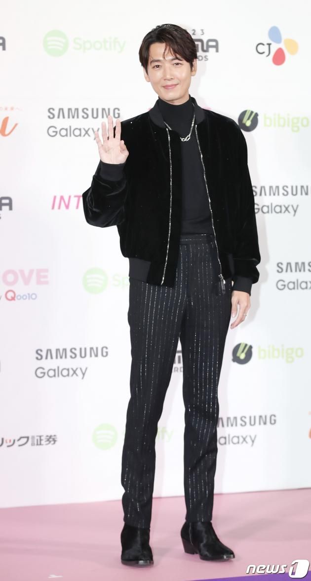 배우 정경호가 29일 일본 도쿄돔에서 열린 ‘2023 마마 어워즈(2023 MAMA AWARDS)’에서 인사를 하고 있다. ⓒ News1 권현진 기자