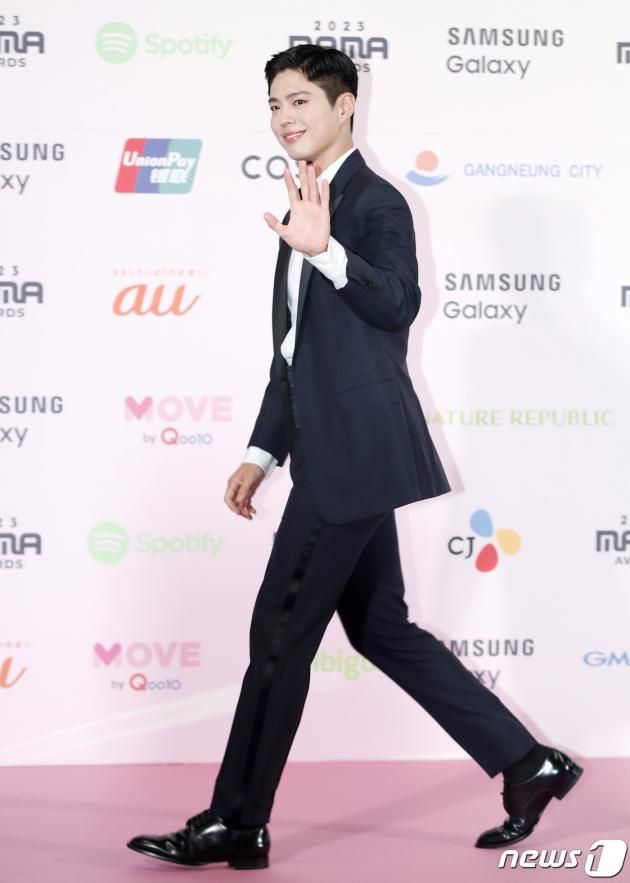 배우 박보검이 29일 일본 도쿄돔에서 열린 ‘2023 마마 어워즈(2023 MAMA AWARDS)’에서 인사를 하고 있다. ⓒ News1 권현진 기자